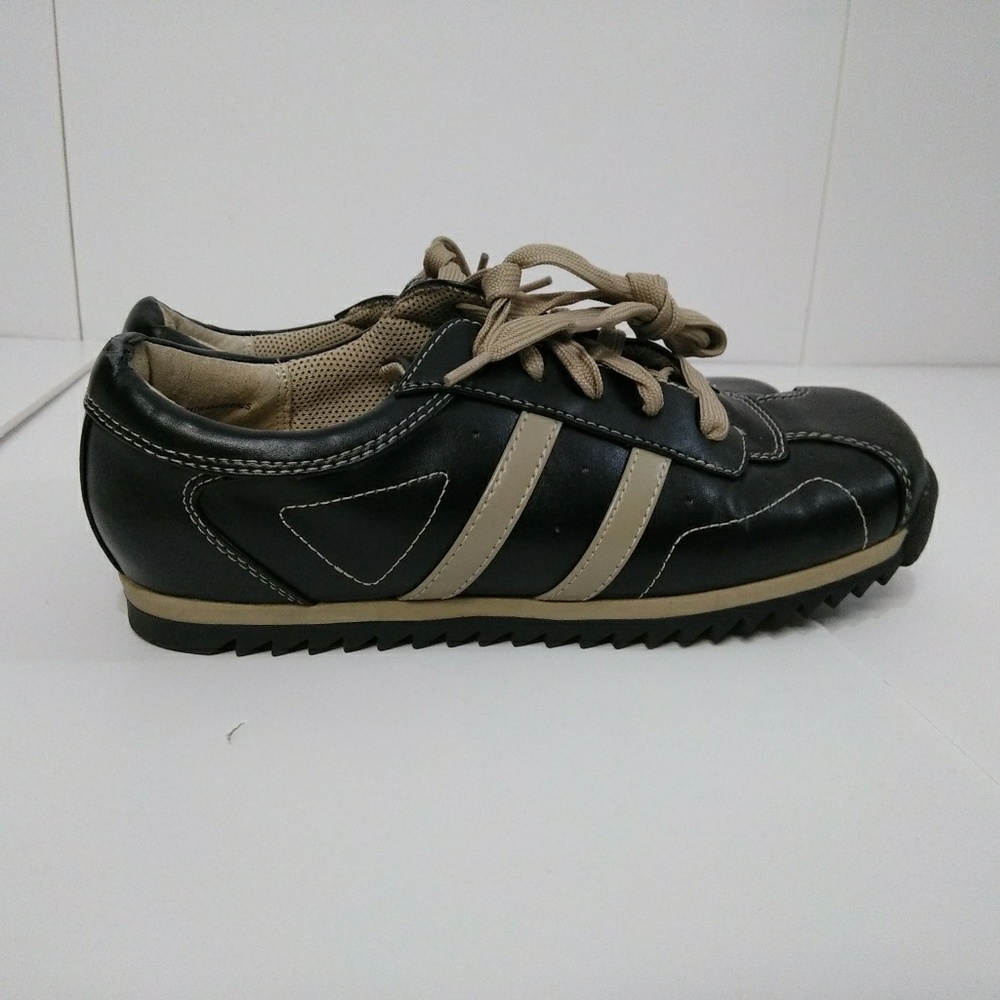 Ellemenno Sneaky Round Toe Sneakers